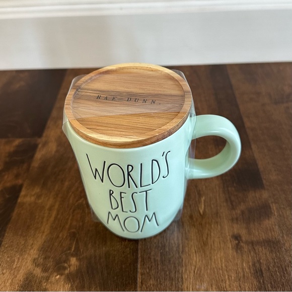 Rae Dunn • World’s Best Mom • Tall Mug with Lid - Picture 2 of 5